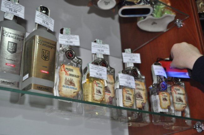 Фіскали «потрусили» мережу магазинів луцького депутата