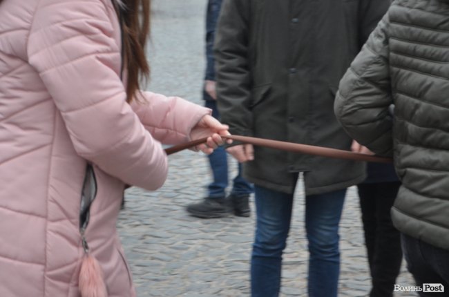 Площа перед замком у Луцьку стала помаранчевою. ФОТО