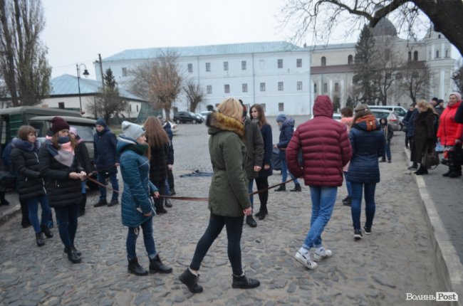 Площа перед замком у Луцьку стала помаранчевою. ФОТО