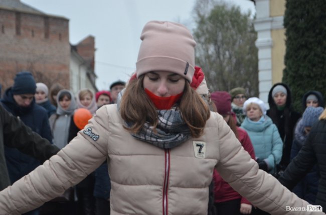 Площа перед замком у Луцьку стала помаранчевою. ФОТО