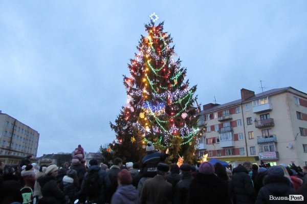 У Володимирі-Волинському відбулось відкриття новорічної ялинки. ФОТО