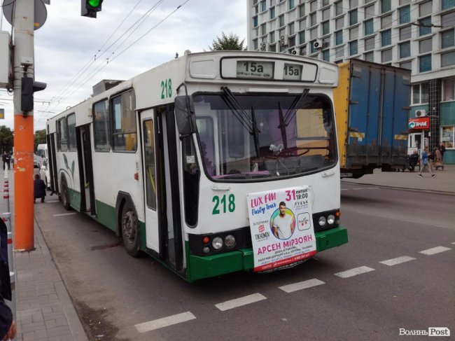 Перебігала на червоне: у Луцьку тролейбус наїхав на жінку. ФОТО