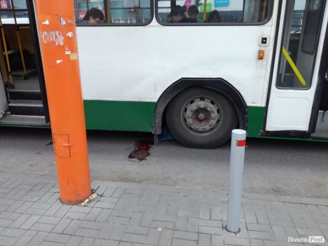 Перебігала на червоне: у Луцьку тролейбус наїхав на жінку. ФОТО