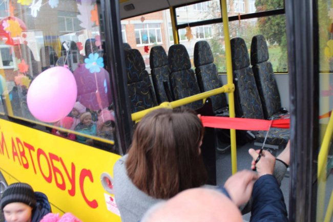 Громада під Луцьком отримала новий шкільний автобус