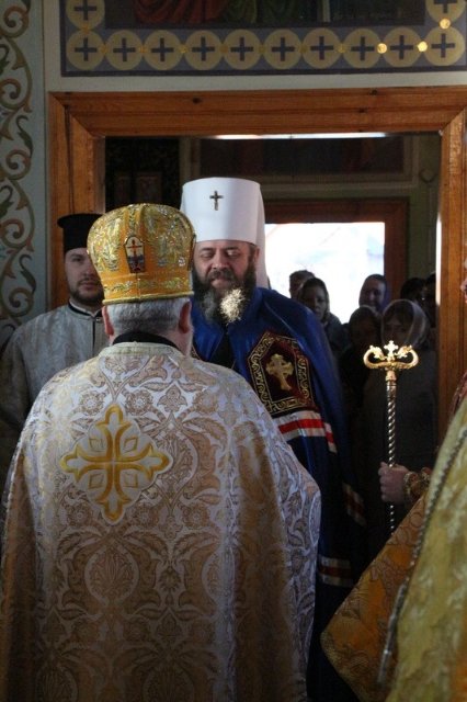 Владика Михаїл вперше відвідав громаду, де прихильники УПЦ (МП) перекривали трасу. ФОТО