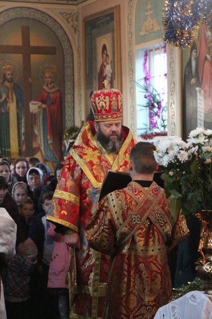 Владика Михаїл вперше відвідав громаду, де прихильники УПЦ (МП) перекривали трасу. ФОТО
