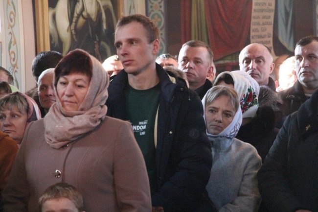 Владика Михаїл вперше відвідав громаду, де прихильники УПЦ (МП) перекривали трасу. ФОТО