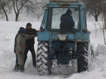 Жителі одного з мікрорайонів Луцька кілька днів чекають на снігоочисну техніку. ФОТО, ВІДЕО