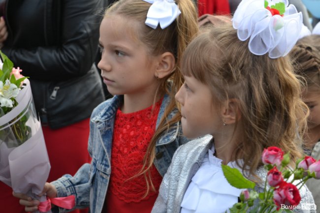 Благодійно, красиво, урочисто: як відсвяткували старт навчання у ліцеї Ковеля. ФОТО