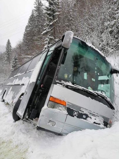 У Карпатах автобус з туристами злетів у кювет. ФОТО