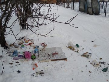 У селищі на Волині комунальники недбало вивозять сміття