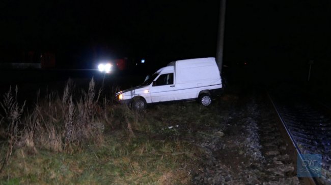 Водій втік: на Волині потяг протаранив автомобіль. ВІДЕО