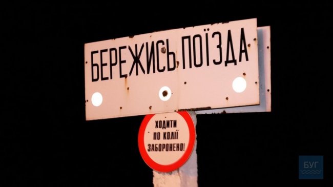 Водій втік: на Волині потяг протаранив автомобіль. ВІДЕО