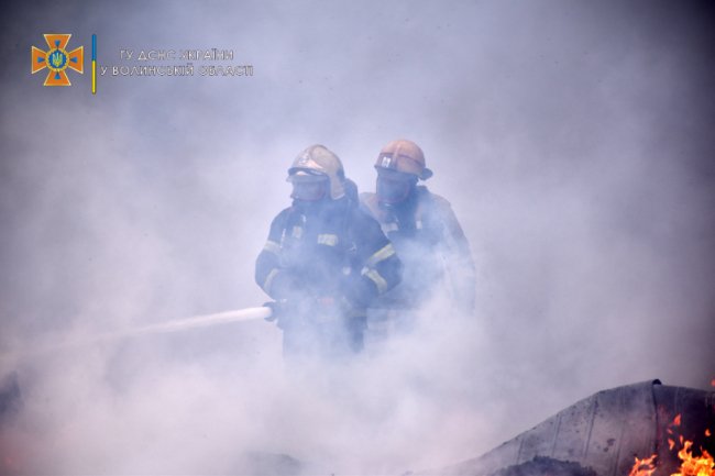 Вогонь гасили понад 20 рятувальників: оприлюднили фото та відео пожежі під Луцьком
