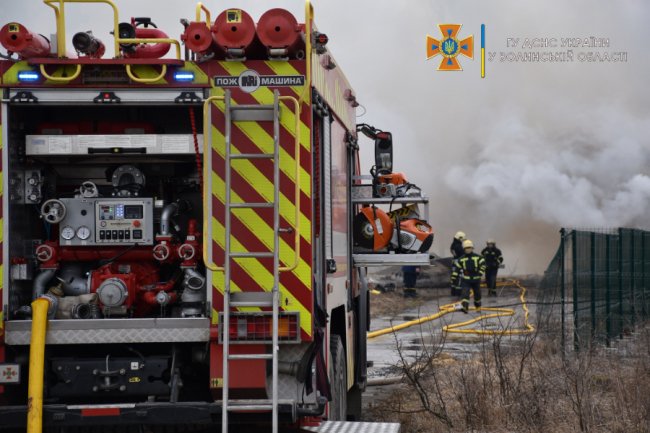 Вогонь гасили понад 20 рятувальників: оприлюднили фото та відео пожежі під Луцьком