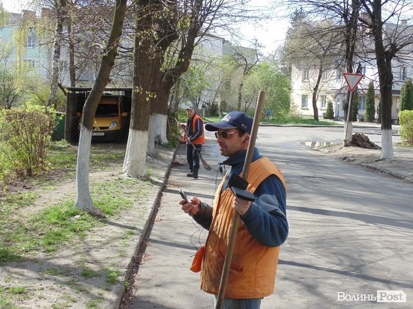 Вулиці Луцька прибирають «дідівськими» методами. ФОТО. ВІДЕО