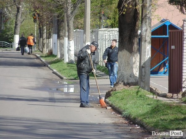 Вулиці Луцька прибирають «дідівськими» методами. ФОТО. ВІДЕО