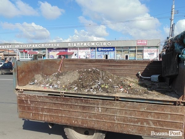 Вулиці Луцька прибирають «дідівськими» методами. ФОТО. ВІДЕО