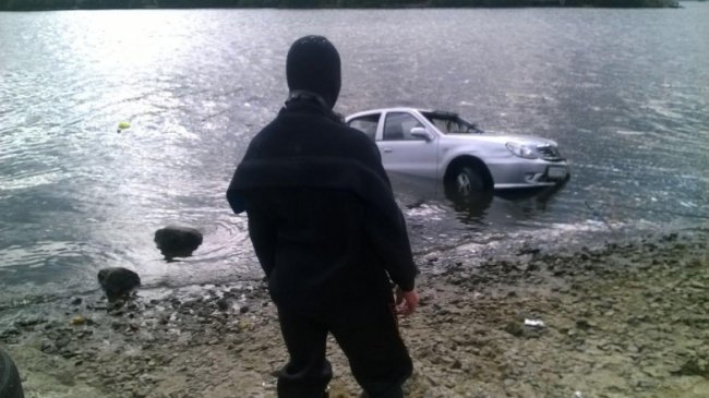 У Києві в Дніпро скотився автомобіль: водій не виплив. ФОТО