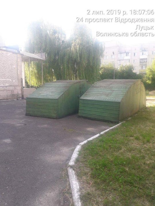 У Луцьку муніципали зноситимуть старі паркани, сараї та халабуди. ФОТО