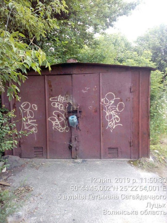 У Луцьку муніципали зноситимуть старі паркани, сараї та халабуди. ФОТО