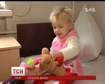 Матір дівчинки, яку викинули під Києвом, знайшли п’яною в притоні. ВІДЕО