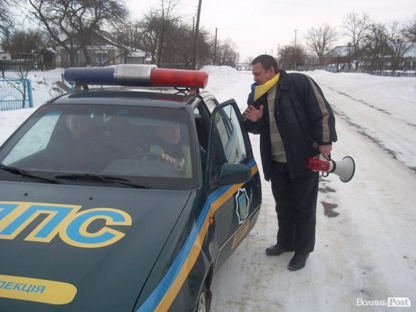 Автомайдан в районах Волині: «криваві» листівки на брамах особняків і сварка з жінкою нардепа. ФОТО. ВІДЕО