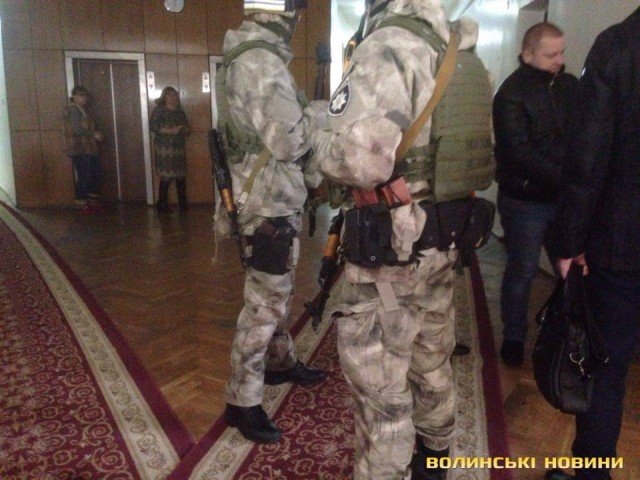 У «білий дім» на Київському майдані завітали автоматники