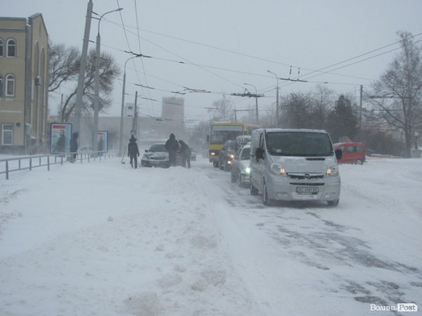 Виїзд з вулиці Хмельницького в Луцьку заблокований. ФОТО