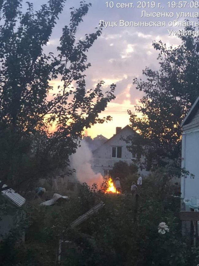 У Луцьку виявили паліїв сухого листя. ФОТО