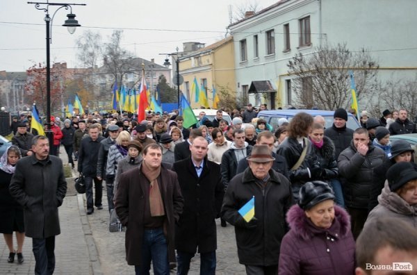У Луцьку перед замком виклали зі свічок «хрест пам’яті». ФОТО