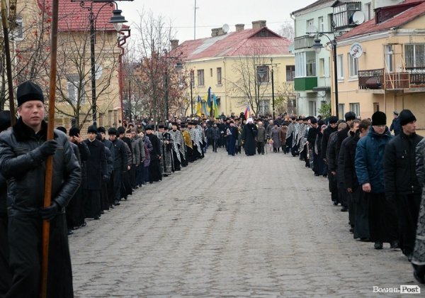 У Луцьку перед замком виклали зі свічок «хрест пам’яті». ФОТО