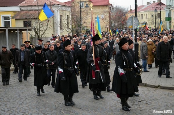 У Луцьку перед замком виклали зі свічок «хрест пам’яті». ФОТО