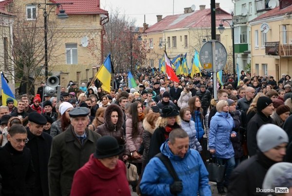 У Луцьку перед замком виклали зі свічок «хрест пам’яті». ФОТО
