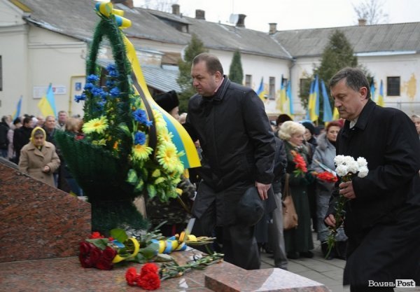 У Луцьку перед замком виклали зі свічок «хрест пам’яті». ФОТО