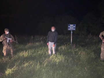 Паспорт з двоголовим орлом закопав у лісі: прикордонники затримали росіянина, який назвався українцем