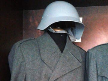 Волонтер подарував луцькому музею амуніцію швейцарського солдата