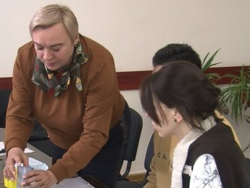 У Луцьку художниця з Маріуполя проводить майстер-класи