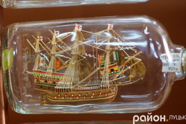 Мініатюрні шедеври: волинянин 40 років майструє кораблики у пляшках