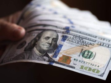 Гривня в обмінниках обвалилася, у банках – поки не відреагували 