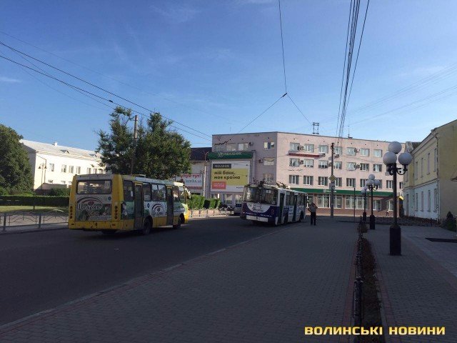 Дорожня пригода в центрі Луцька: у тролейбуса лопнуло колесо