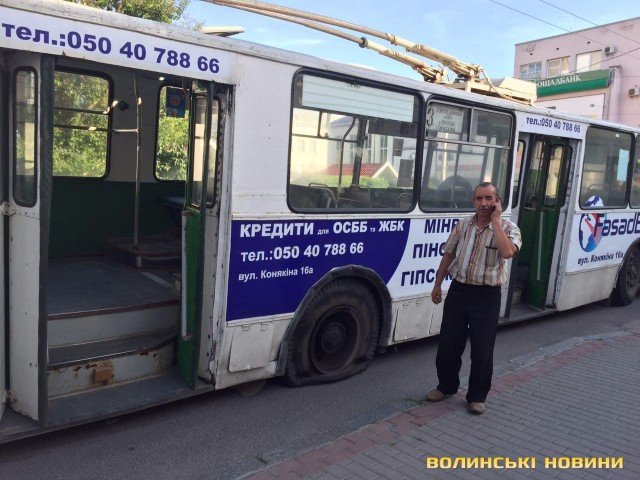 Дорожня пригода в центрі Луцька: у тролейбуса лопнуло колесо