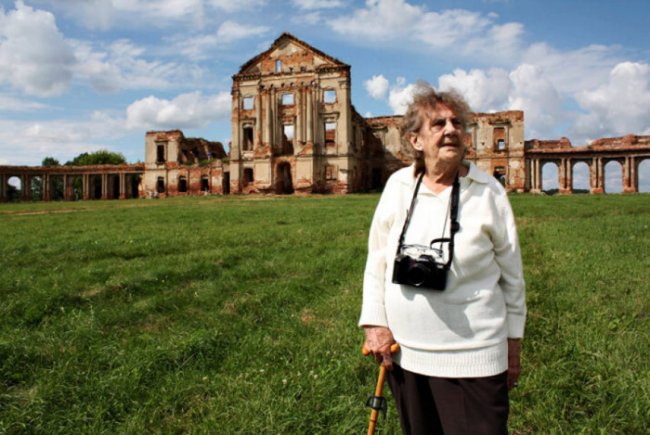 Ельжбета біля руїн Ружанського палацу