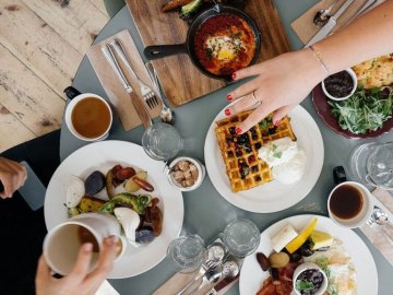 У закладах харчування Луцька і району виявили більше 20 працівників-нелегалів