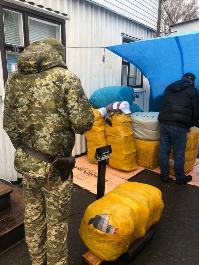 Через Волинь намагалися провезти контрабандний одяг відомих світових брендів. ФОТО