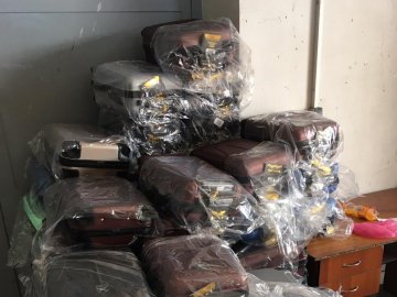 На «Ягодині» затримали дві фури з 640 «зайвими» валізами 