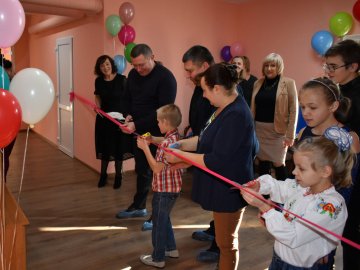 У місті на Волині відкрили дитбудинок сімейного типу для родини, яка виховуватиме 10 діток. ФОТО