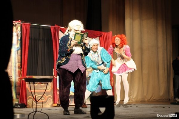 У Луцьку для дітей надували гігантські бульбашки. ФОТО