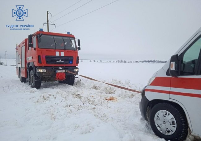 На Волині у снігову пастку потрапив автомобіль швидкої допомоги