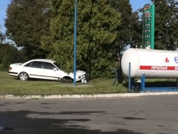 У Луцьку на заправці легковик врізався у цистерну з газом